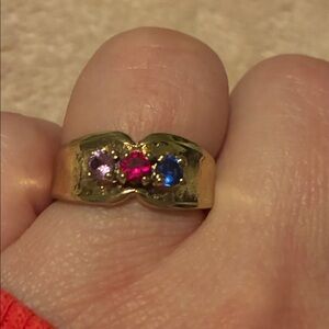 Elegant Gold Ring with Multicolor Stones
